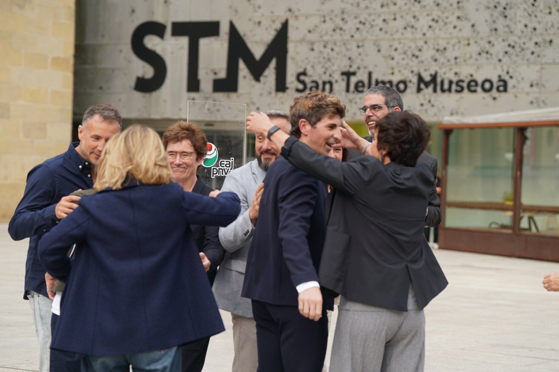 Jon Insausti es felicitado por sus compañeros tras su designación como candidato a alcalde
