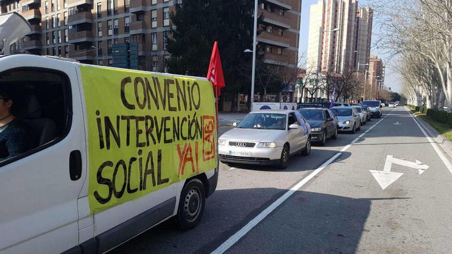 Trabajadoras de Intervención Social han realizado una caravana de coches en Iruñea para reivindicar un convenio sectorial para Navarra.