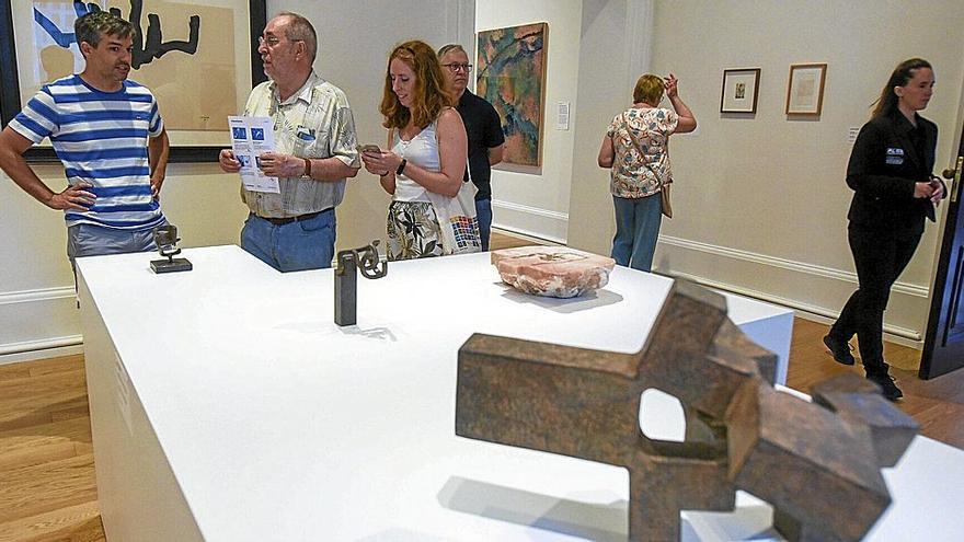 Visitantes en una de las salas que acoge un “cara a cara” entre los artistas de la colección del museo, una exposición con la que reabre su edificio antiguo .  | FOTOS: JOSÉ MARI MARTÍNEZ