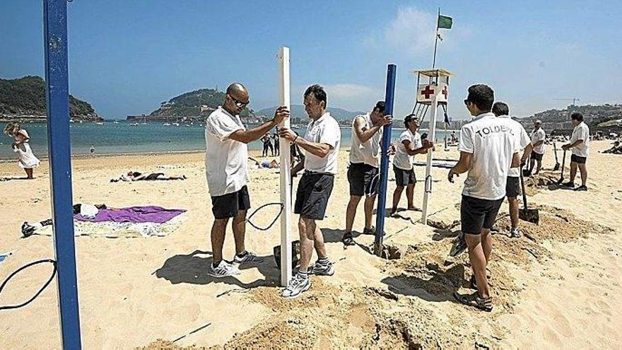 Los toldos empiezan a vestir los arenales donostiarras