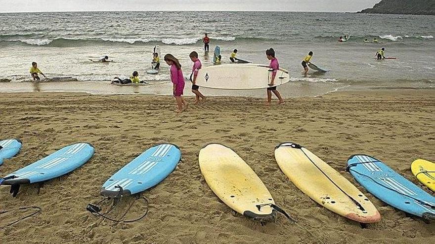 El 5% de los turistas  que duermen en Donostia están vinculados al surf