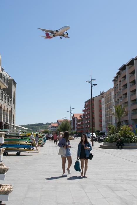 Un avión, sobre el Boulevard de la Mer de Hendaia.