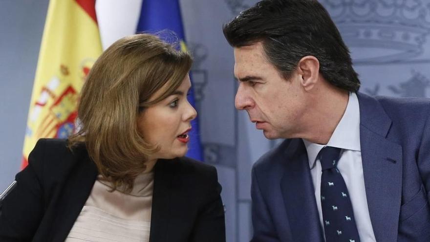 La vicepresidenta del Gobierno, Soraya Sáenz de Santamaría (i), junto al ministro de Industria, Energía y Turismo, José Manuel Soria (d), durante la rueda de prensa posterior a la reunión del Consejo de Ministros.