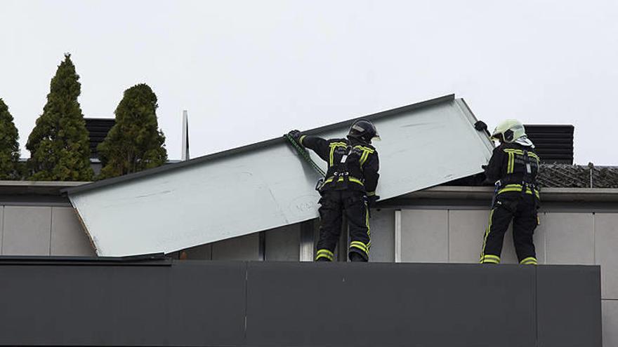 Los bomberos retiraron una plancha metálica del tejado de una vivienda en Burlada.