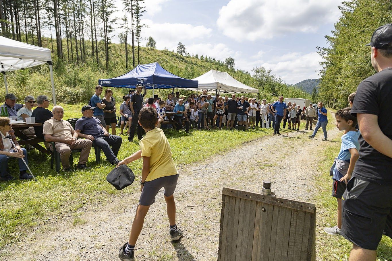 Sol y buen ambiente en la romería de Santumotz de Elgoibar