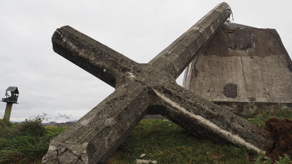 La cruz yace apoyada en el suelo tras el ataque que sufrió la noche del lunes.