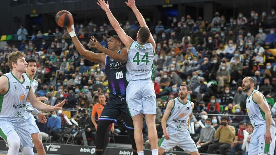 Damien Inglis, rodeado por jugadores del Joventut en el encuentro del domingo.