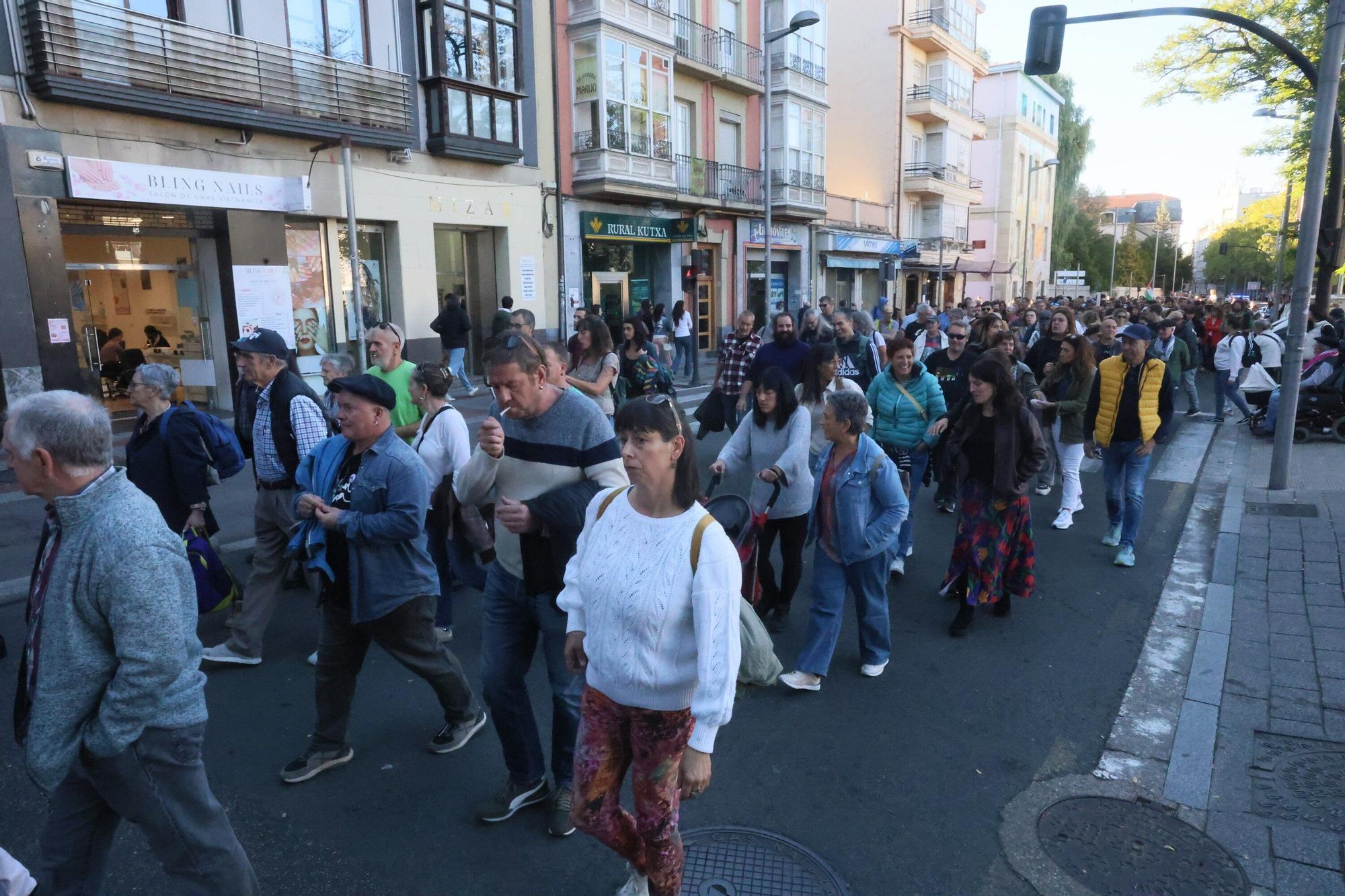 En imágenes: Los jardineros de Vitoria cumplen seis meses de huelga con una manifestación