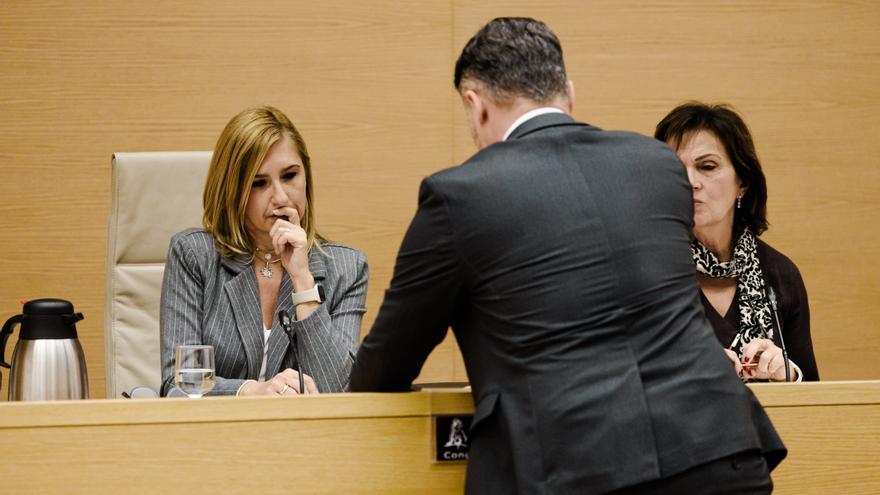 El tenso enfrentamiento entre Rufián y Pradas: el de ERC le hace una 'cobra' y le entrega una cuerda a la que se agarró una de las víctimas de la dana