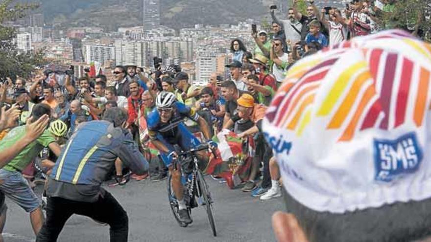 Multitudinaria subida a Arraiz en la edición del año pasado de la Vuelta