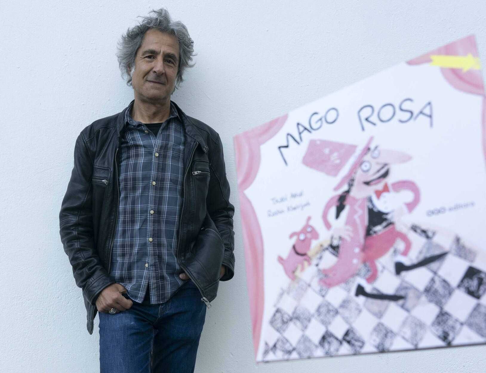 Txabi Arnal con un ejemplar de &#039;Mago Rosa&#039;