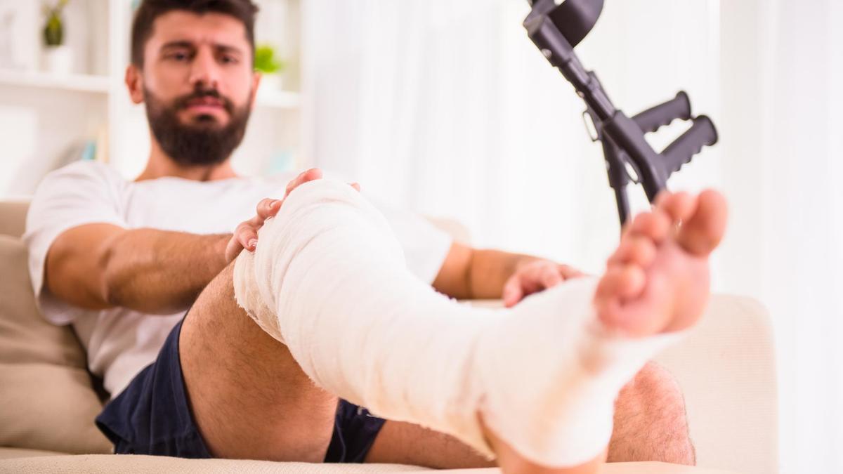 Un hombre guarda reposo en su casa tras sufrir un accidente de camino al trabajo. Un hombre guarda reposo en su casa tras sufrir un accidente de camino al trabajo.