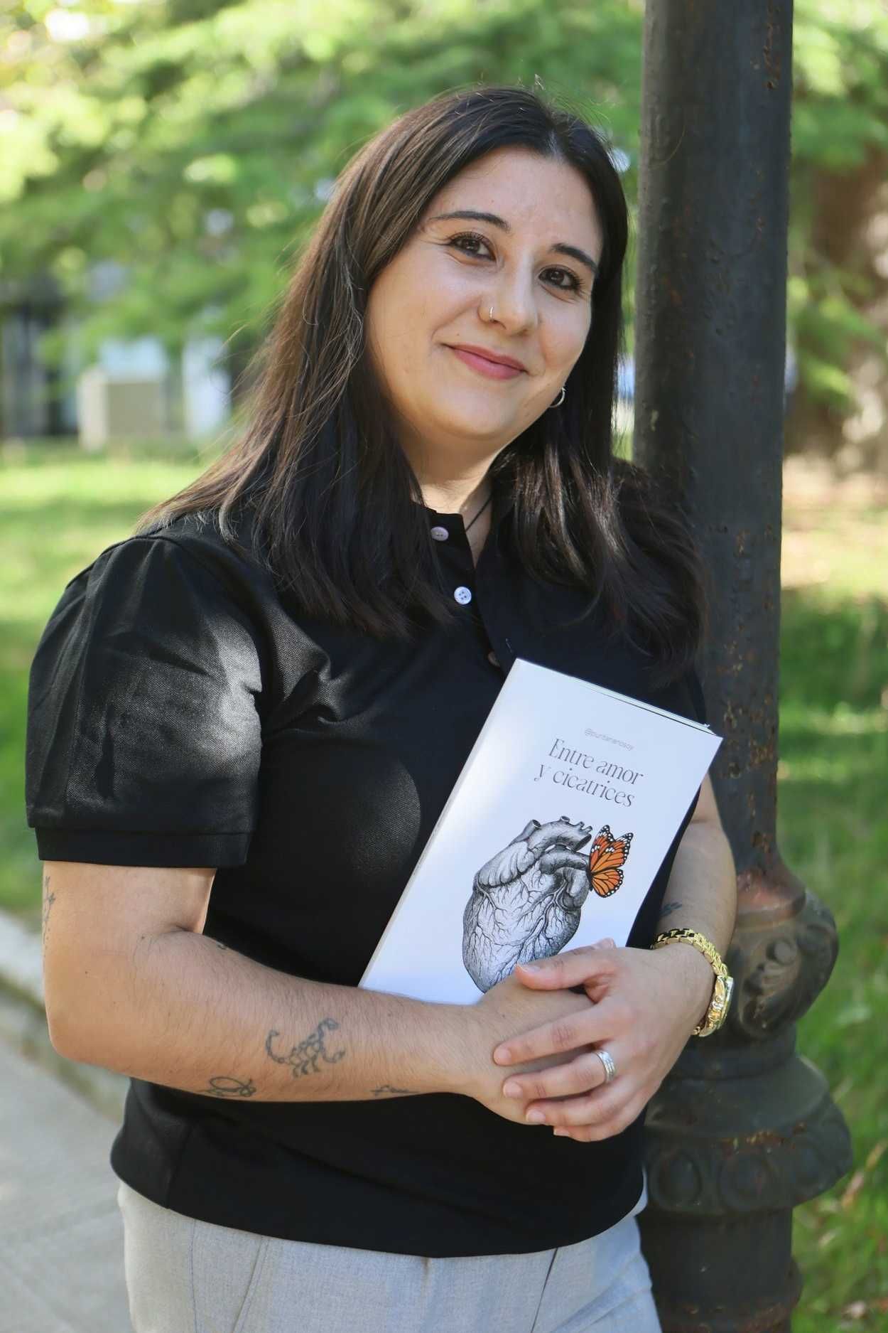 La escritora alavesa @puritananosoy con un ejemplar de su poemario.