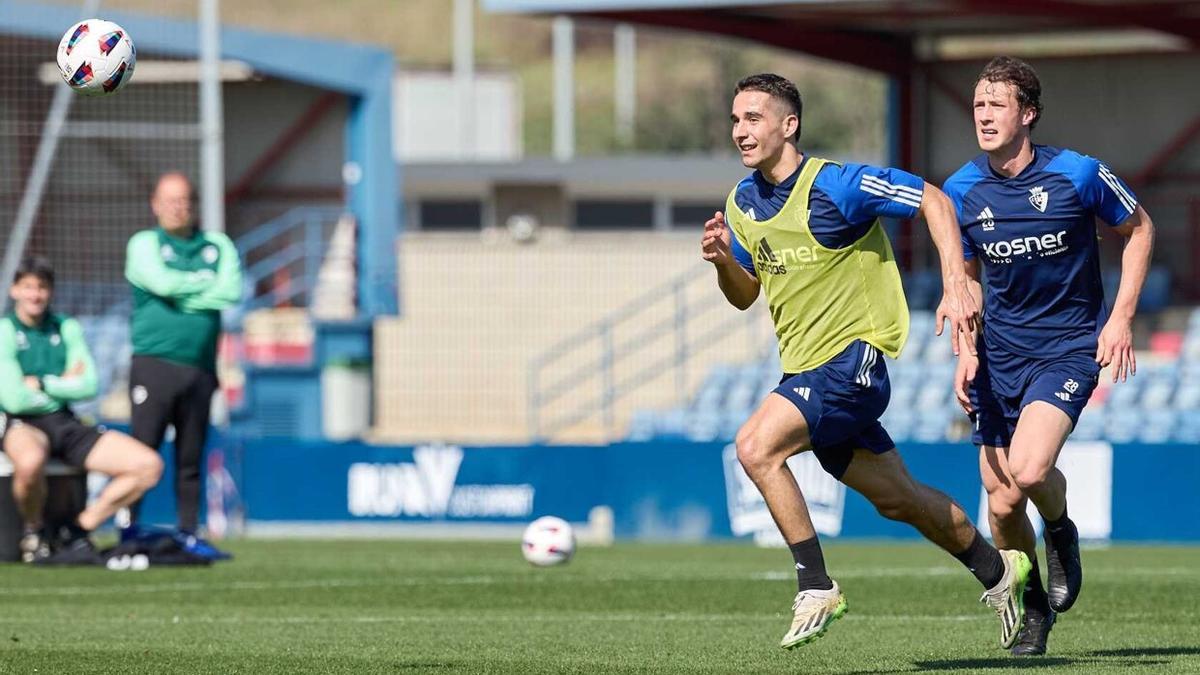 Asier Osambela y Jorge Herrando persiguen el balón con las piernas y la mirada durante la sesión preparatoria de ayer en las instalaciones de Tajonar.  | FOTO: CLUB ATLÉTICO OSASUNA