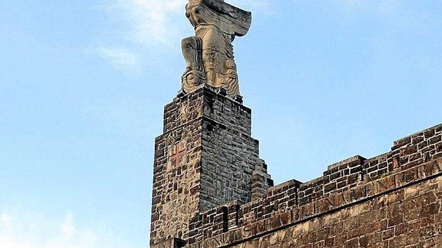 Monumento dedicado al marino, a la entrada del municipio.