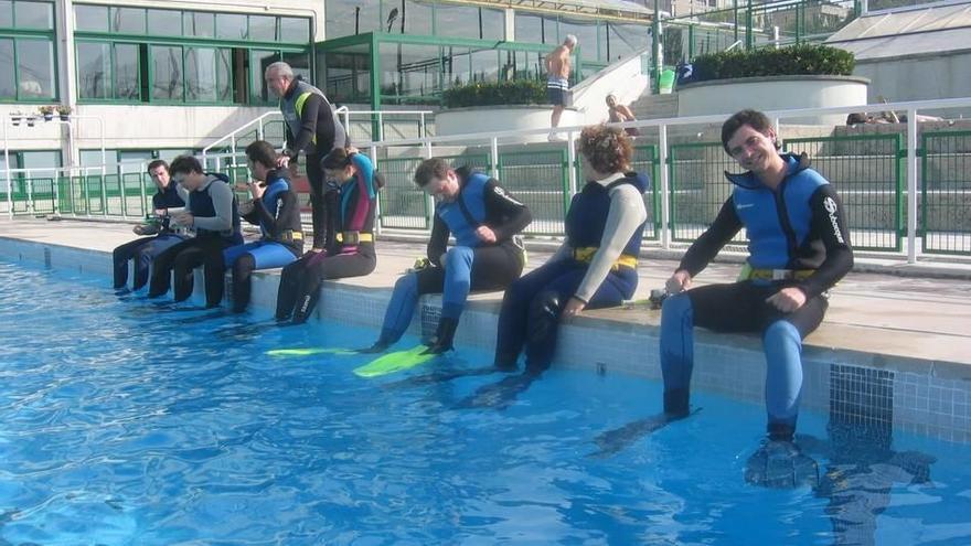 Jóvenes durante un curso de buceo en Pamplona.