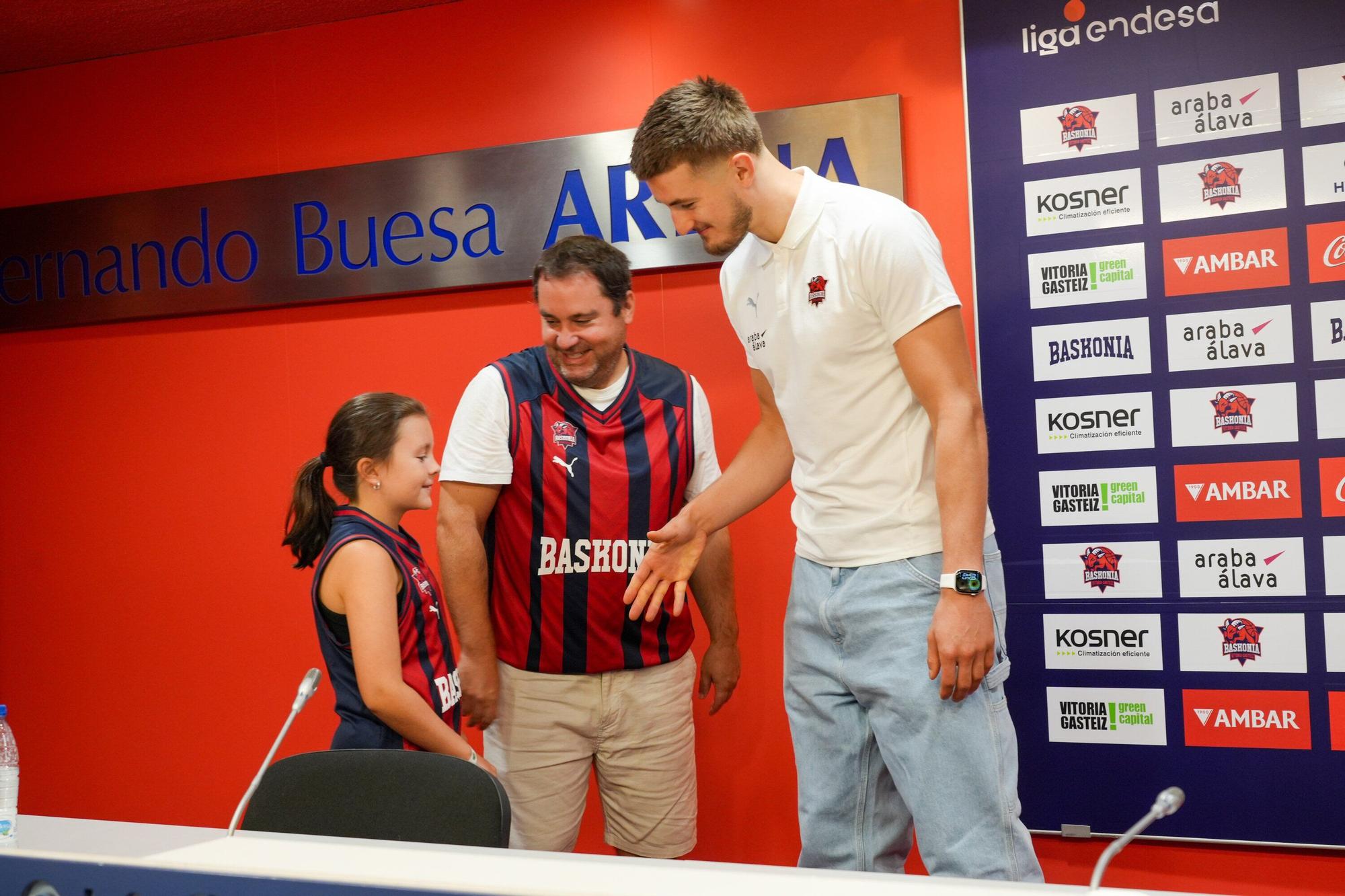 En imágenes: Presentación de Clément Frisch como jugador del Baskonia