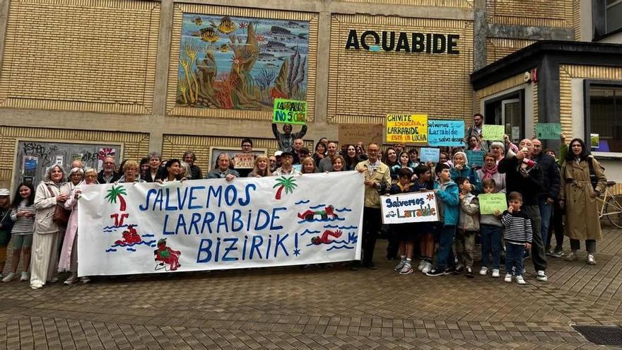 Salvemos Larrabide propone alternativas al cierre de las piscinas y plantea Lezkairu como “opción óptima”