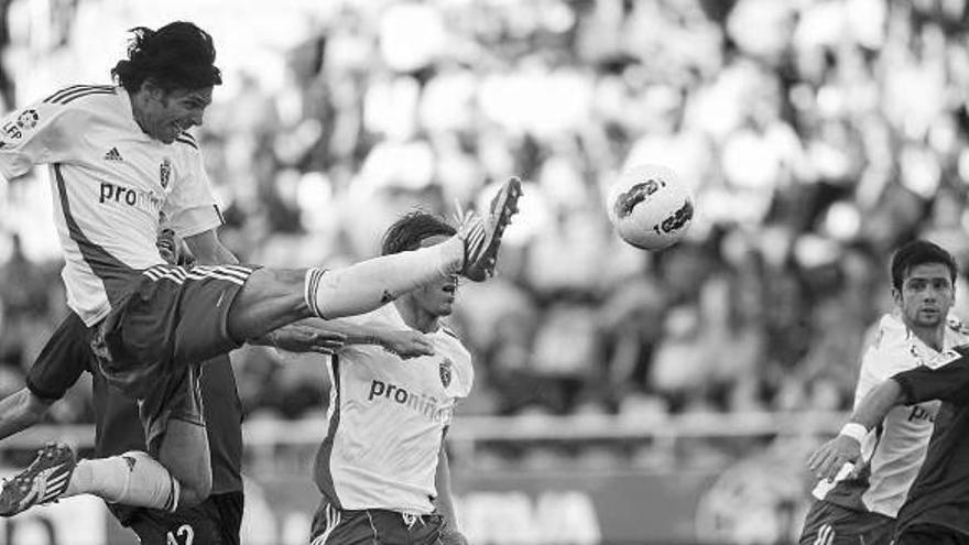 Lafita se eleva para disparar a portería ante la mirada de varios compañeros.