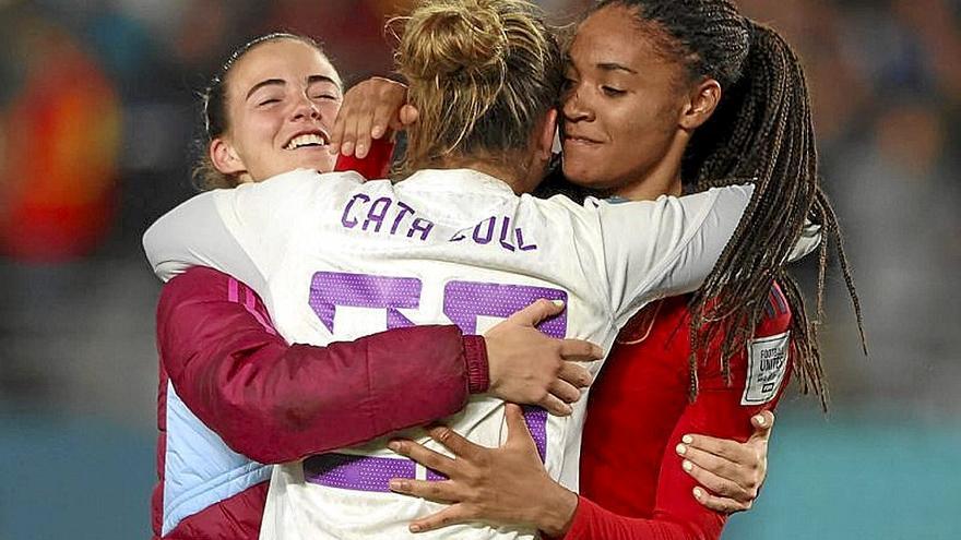 Abrazo entre Salma Paralluelo (d), Cata Coll (c) y María Pérez.