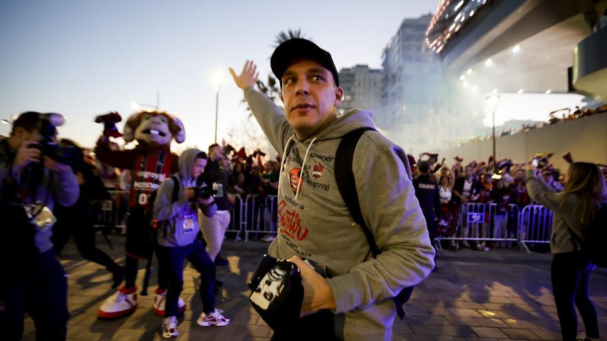 Locura baskonista en el recibimiento al equipo