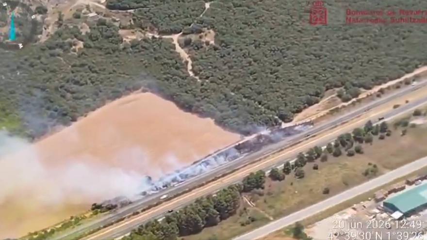Estabilizado un incendio de vegetación junto a la AP-15 en Tiebas-Muruarte de Reta