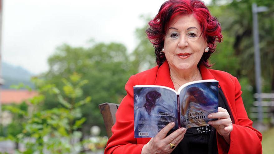Rosa María Mielgo de Aguirrezabala muestra su último trabajo titulado ‘Luna desnuda’.Foto: J. M. Martínez