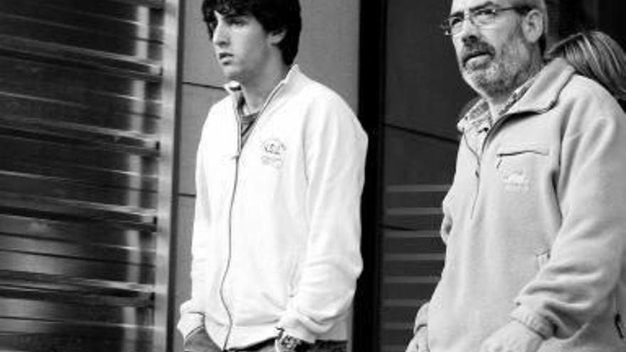 Javier, hermano de Nagore, consternado al salir del juicio.