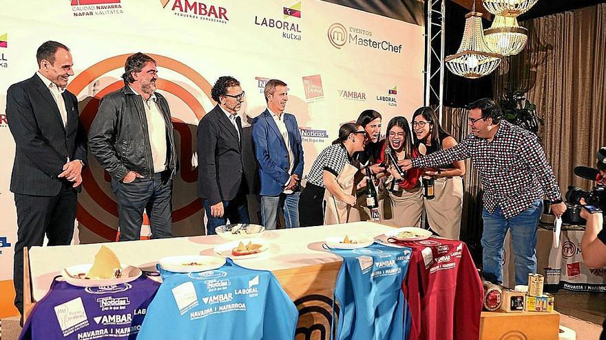 Los patrocinadores del evento, justo en el momento en el que las ganadoras hacen su grito de la victoria.