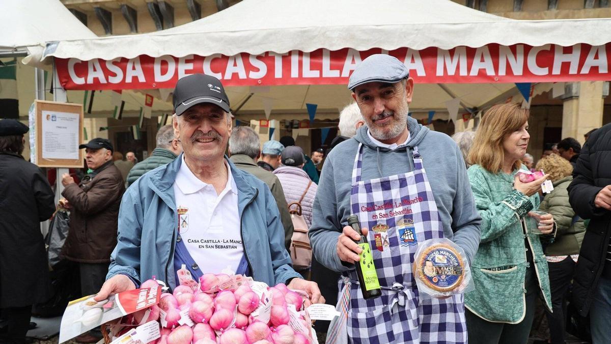 Alfredo Medina con ajos morados de Las Pedroñeras, y Sergio Muñoz con el apreciado queso y aceite.