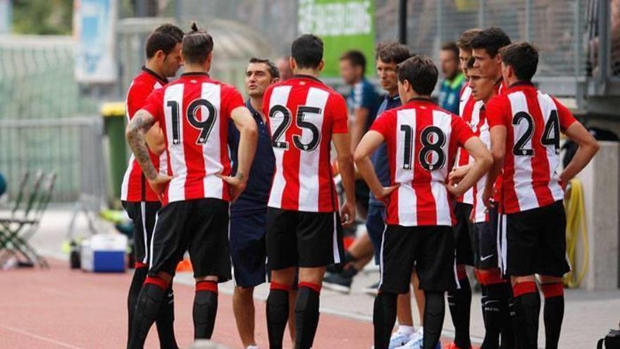 Valverde da instrucciones a los jugadores.