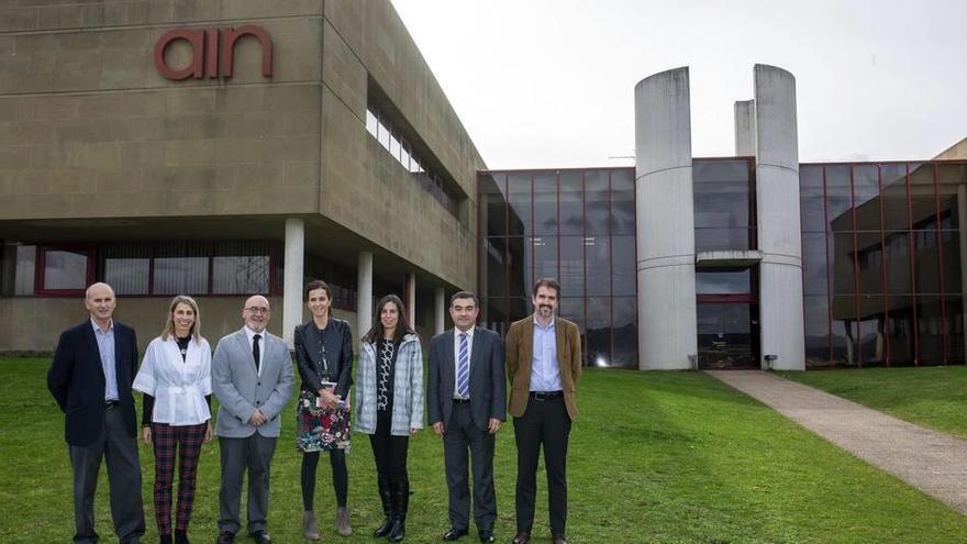 De izquierda a derecha: Jesús de Esteban, director de Operaciones de AIN;  Natalia Ortega, responsable del Área de Ingeniería de AIN, consejero Cigudosa;  Ana Ursua, directora general de AIN;  Agurtzane Martínez, directora general de Innovación;  José Jus