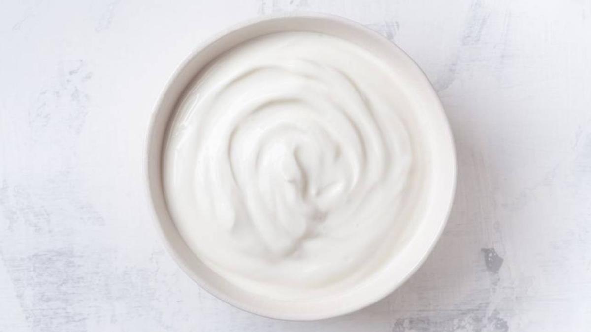 El yogur aporta proteínas, calcio, vitaminas y otros nutrientes.