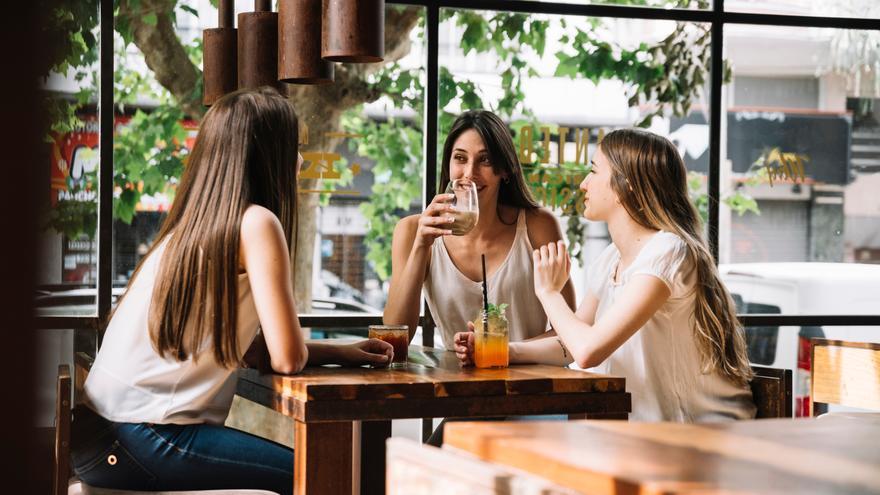 Qué es el ‘tercer lugar’ y cómo puede ayudarte a ser más feliz, según la psicología