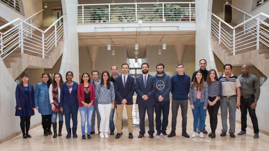 Los becarios, junto con el vicerrector de Investigación, Hugo López, y el director del área de Relaciones Internacionales y Cooperación, Enrique Armendáriz.