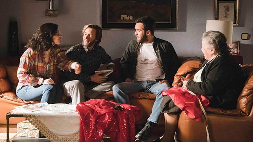 La abuela Herminia (María Galiana), con sus nietos Inés, Toni y Carlos.