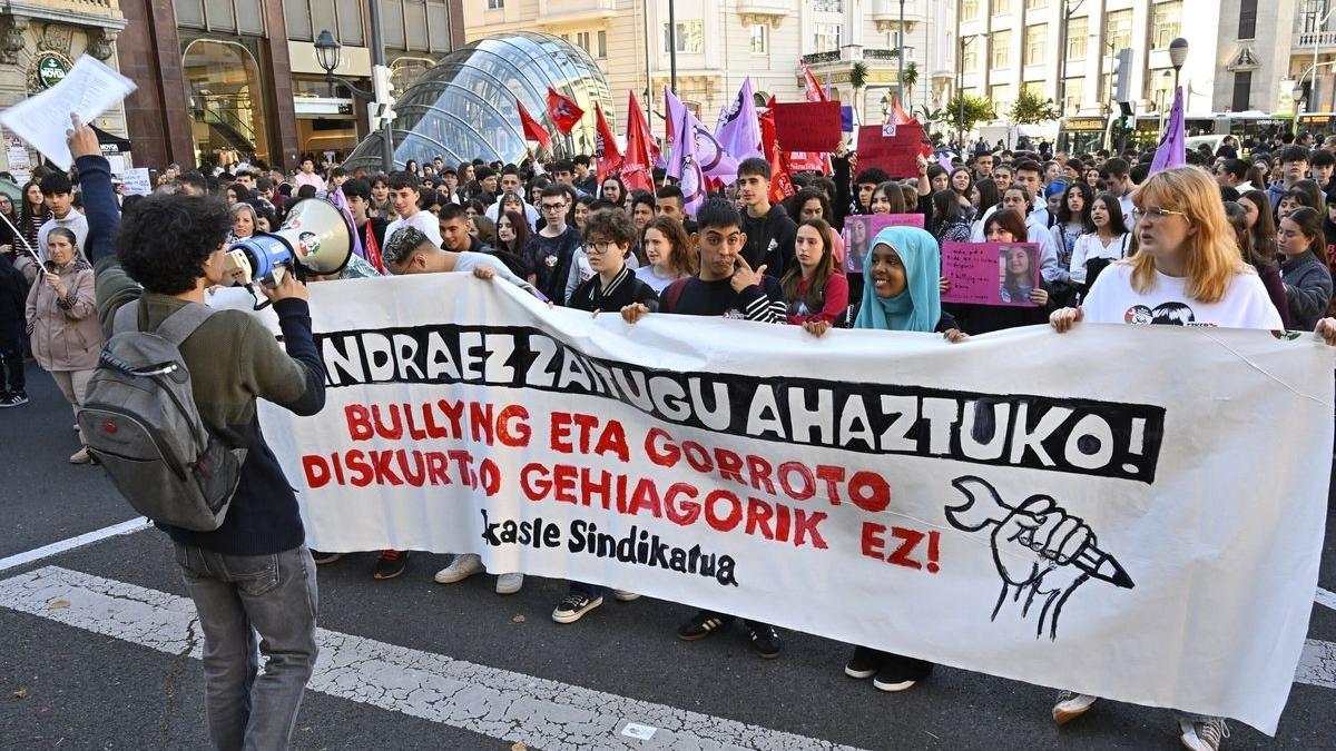 Cientos de estudiantes, en su mayoría de ESO y Bachillerato, marchan en Bilbao contra el acoso escolar.  Foto: Okar González. Cientos de estudiantes, en su mayoría de ESO y Bachillerato, marchan en Bilbao contra el acoso escolar.  Foto: Okar González.