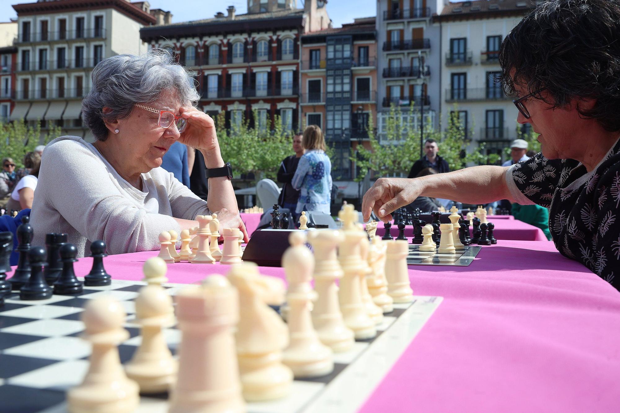 Fotos de las partidas simultáneas de ajedrez del torneo ‘Mujeres y ...