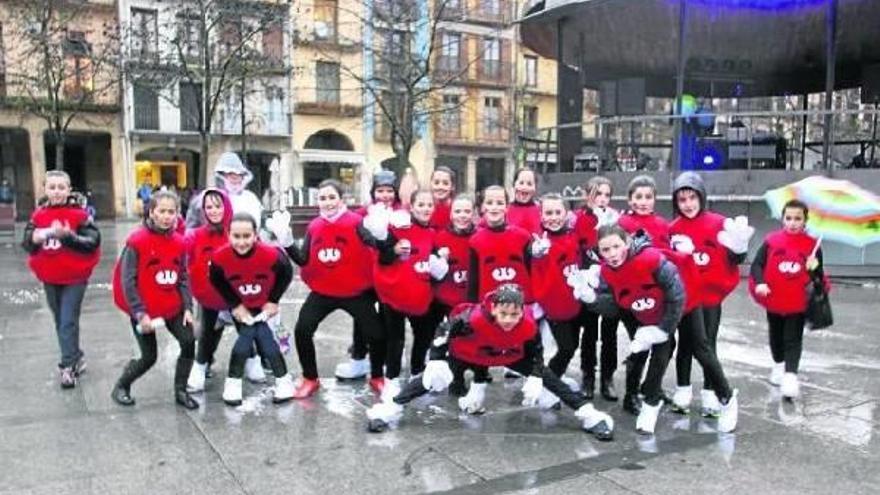 Un grupo de &#039;Emmanems&#039; no se quiso perder la fiesta en la plaza de Los Fueros de Estella-Lizarra.