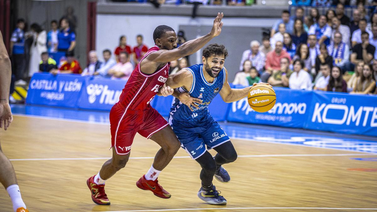 Raul Neto, base del San Pablo Burgos, en el duelo ante el Bàsquet Girona.