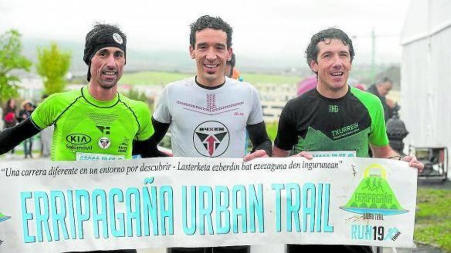 Antonio Etxeberría, segundo; Xabier Zarranz, primero, y Mikel Beunza, tercero, ayer al acabar la carrera.