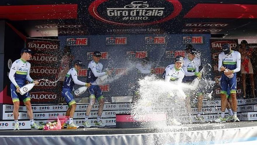 Orica gana la crono por equipos y Gerrans es el primer líder del Giro