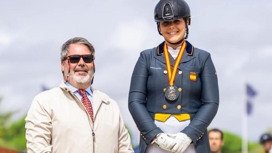 Nile en el podio con su medalla de plata.