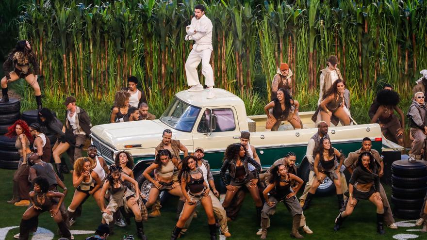 Congresistas republicanos piden multar a Bad Bunny por las "innombrables depravaciones" de su actuación