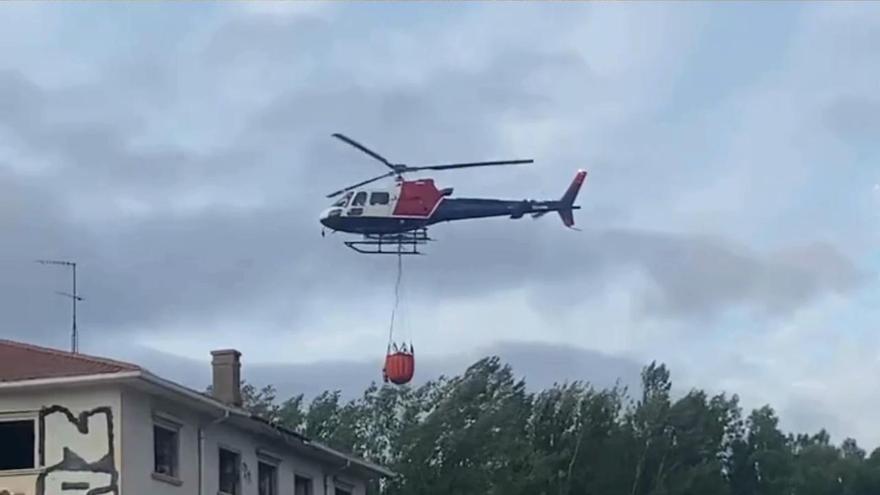 Los bomberos extinguen un incendio en el solar de la antigua harinera de Olaz