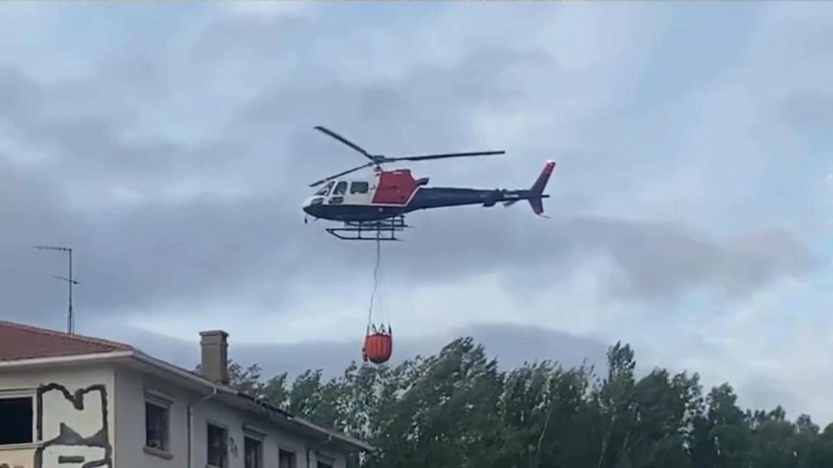 Un helicóptero interviene sobre la antigua harinera.