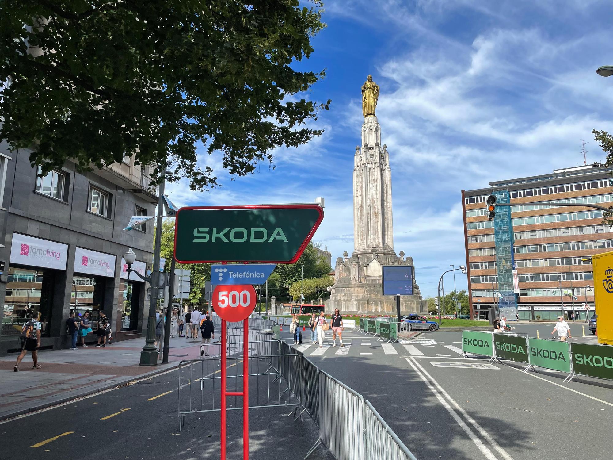 La Vuelta llega a Bizkaia: las imágenes del montaje en Bilbao