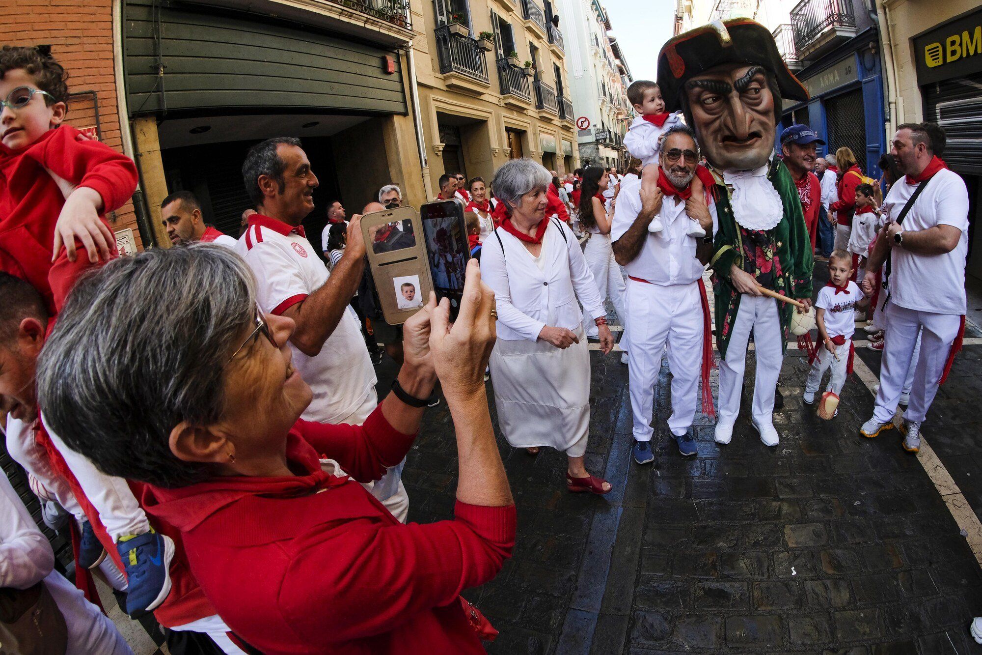 Comparsa de kilikis, cabezudos y gigantes en San Fermín 2022