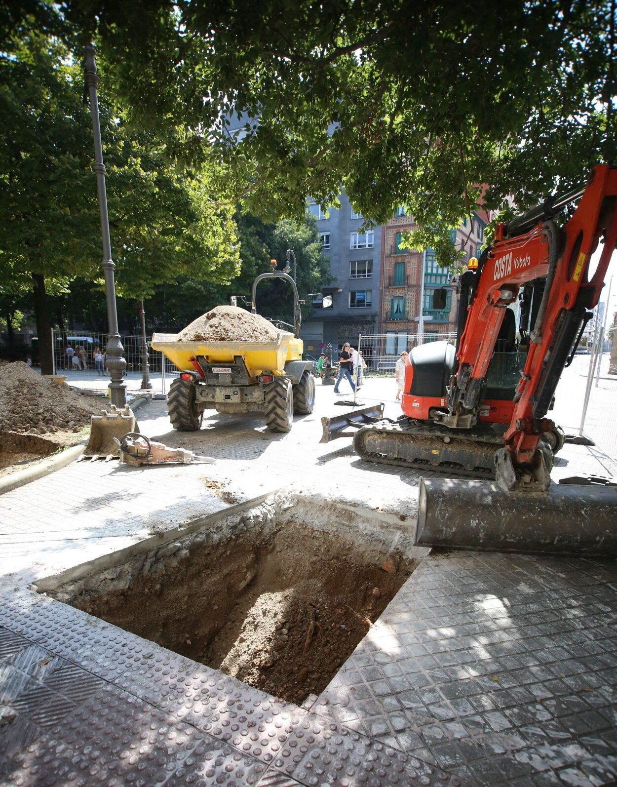 Fotos del Inicio de las catas previas al comienzo de las obra del Paseo de Sarasate