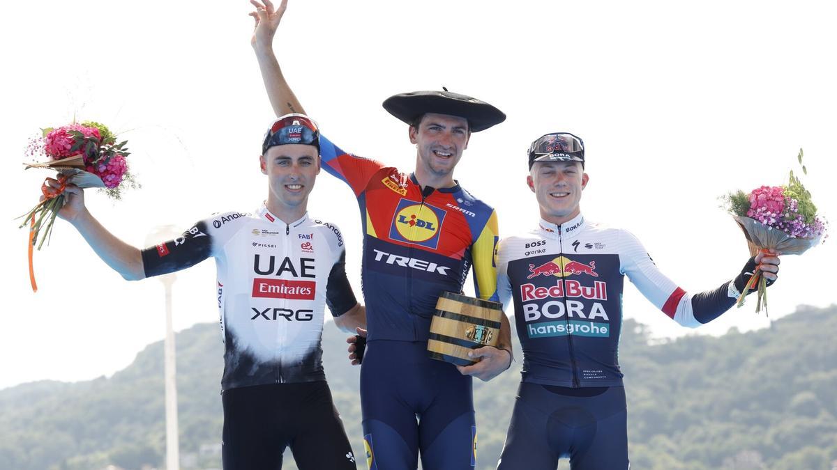 Podium de la Clásica 2025: Jan Christen, Giulio Ciccone y Maxim Van Gils
